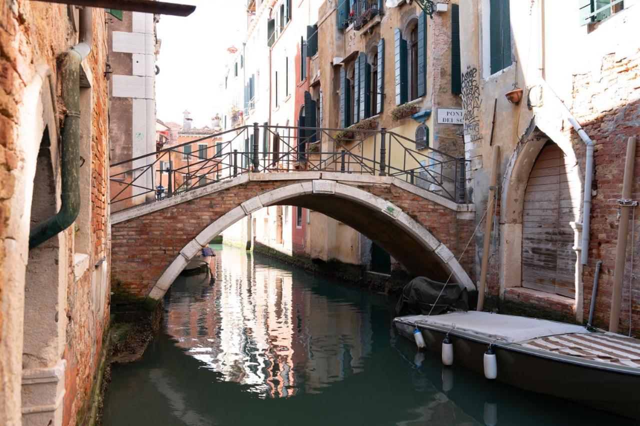 Casa Al Ponte Scudi - 4 Windows On The Canal Veneza Exterior foto